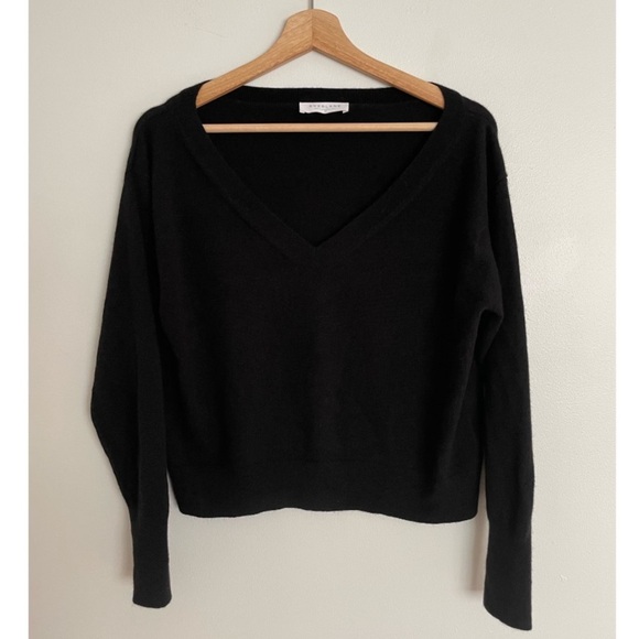 Everlane -The Cashmere V-Neck Sweater in True Black - Picture 5 of 11